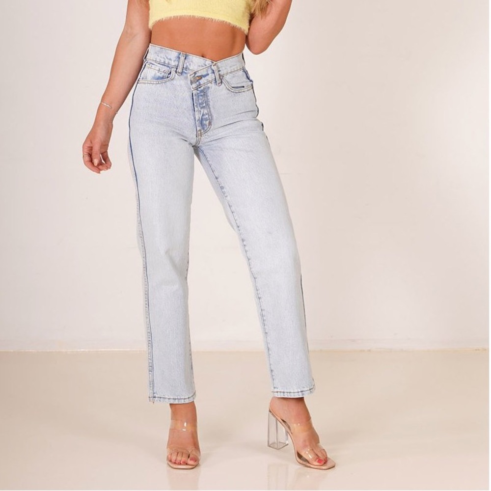 Revice 90s style jeans that hugs your waist.